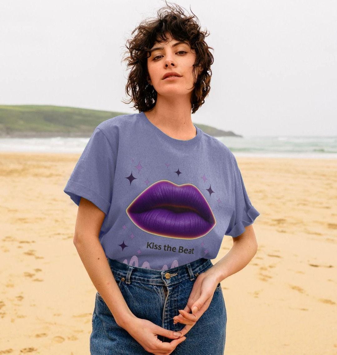 Kiss The Beat Tee – Festival Edit (lavender Crop)